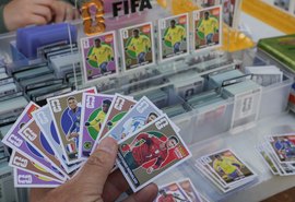 Troca de figurinhas reduz custo para completar álbum da Copa do Mundo