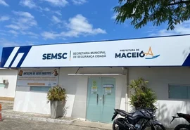 Prefeitura notifica empresa por instalar carregadores elétricos irregulares em postes