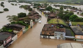 Chuvas fazem Rio Jacuípe transbordar e provocam alagamento de ruas e casas da cidade