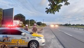 Motorista foge de blitz, atropela policial e colide em poste em Alagoas