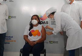 Maceió vacinou quase 3 mil profissionais de saúde e idosos em três dias