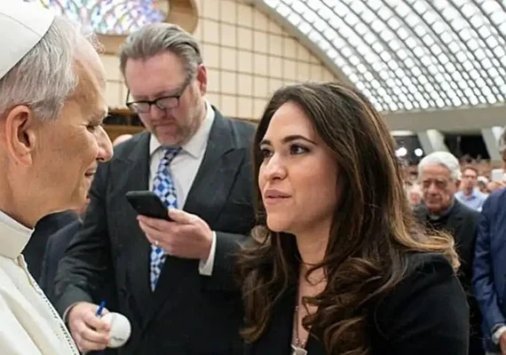 Papa Leão XIV nomeia primeira mulher leiga como chefe de Comunicação do Vaticano