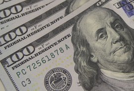 Dólar cai pela segunda vez seguida e volta a ficar abaixo de R$ 4,70