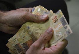 Bolsa Família é pago hoje (15), a beneficiários com NIS final 3