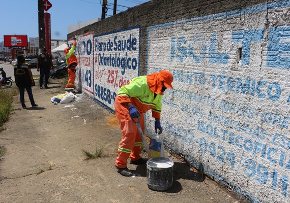 Publicidades irregulares são retiradas para reduzir poluição visual em Maceió