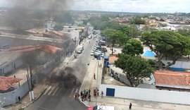 Vídeo: beneficiários do auxílio-moradia protestam em frente ao CRAS do Prado