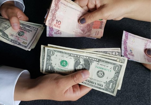 Dólar fecha em R$ 5,68 e bolsa sobe mais de 3%