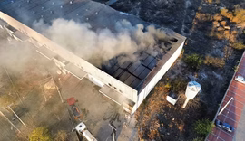 Incêndio atinge galpão do Polo de Confecções de Delmiro Gouveia