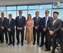 Candidato ao governo alagoano, Fernando Collor é recebido no TRE/AL