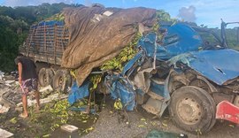 Caminhão tomba após colisão e deixa um ferido na BR-316, em Pilar