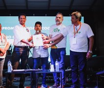 Rodrigo Cunha assina termo de compromisso com o cooperativismo