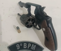 Homem é preso com arma após ameaçar divulgar conteúdo íntimo da ex