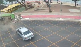 VÍDEO: Câmeras de segurança flagram momento em que caminhão de lixo tomba em Maceió