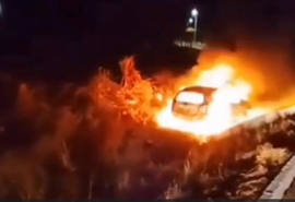 Vídeo: carro pega fogo após cair em ribanceira na AL-220, em Olivença