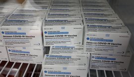 Anvisa pede alteração na bula de vacinas Janssen e AstraZeneca