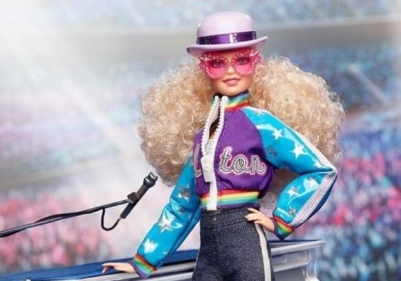 Elton John recebe edição especial de Barbie em homenagem a show