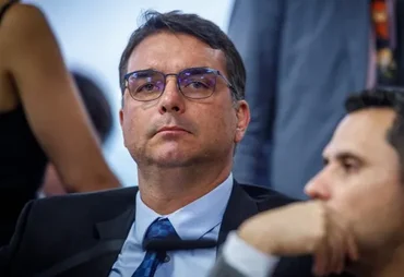 Flávio Bolsonaro teria prometido canal de TV à Veja por matéria de Vorcaro e Lula