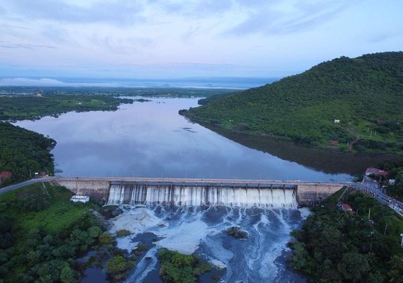 Após 12 anos, barragem enche e população faz festa no sertão do CE; assista