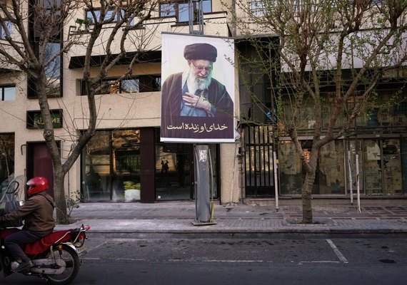 Morte de Khamenei fortalece governo iraniano e une população contra EUA