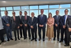 Candidato ao governo alagoano, Fernando Collor é recebido no TRE/AL