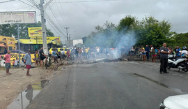 Moradores de Marechal Deodoro bloqueiam a AL-215  em protesto contra falta de água