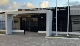 Operação policial apreende 3,6 kg de drogas e pistola em grota de Maceió