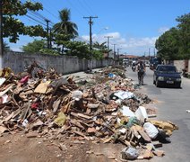 Lixo se acumula nas ruas do Vergel 'há mais de 40 anos' sem solução definitiva
