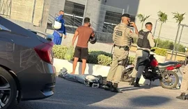 Jovem morre atropelada por caminhão após cair de moto em Maceió