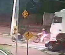 Vídeo flagra momento em que ciclista é atingida por carreta em Maceió