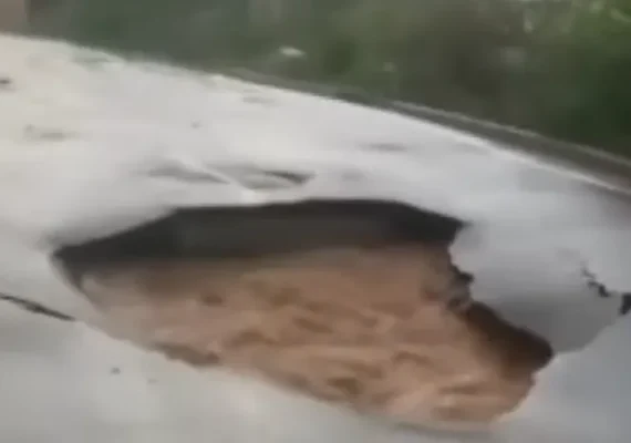 Forte chuva abre cratera e interdita rua no interior de AL