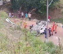 Mulher fica presa às ferragens após veículo cair em ribanceira na Av. Leste-Oeste em Maceió