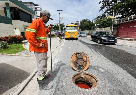 Operação flagra despejo irregular de esgoto em prédio em Maceió