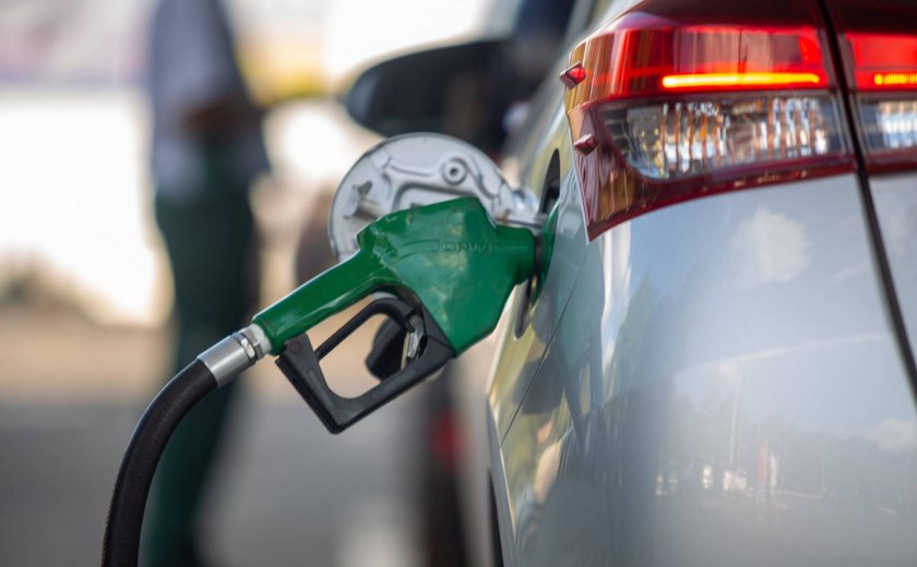 Presidente diz que existe previsão para preço da gasolina cair R$ 2 e do diesel R$ 1