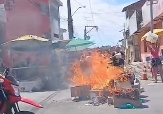 Moradores queimam objetos e protestam por falta d'água no Jacintinho