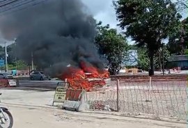 Carro pega fogo na Durval de Góes Monteiro e assusta moradores em Maceió