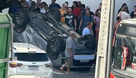 Criança fica ferida após carro capotar na Ponta Verde, em Maceió