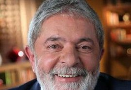 Em homenagem ao dia dos professores, ex-presidente Lula afirma que educar é 'a arte das artes'
