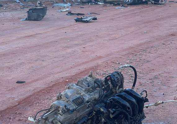 Batida frontal entre veículos deixa cenário de destruição na BR-424, em Marechal Deodoro