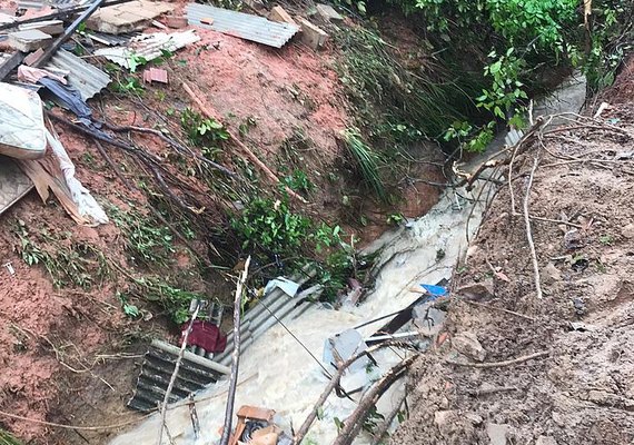 Criança de 10 meses desparece após queda de barreira na Chã da Jaqueira