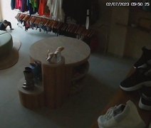VÍDEO: homem se arrasta em chão de loja para furtar roupas, em Arapiraca; assista