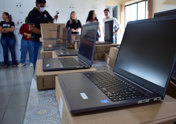 Prefeitura entrega computadores e material escolar para estudantes e professores da Semed