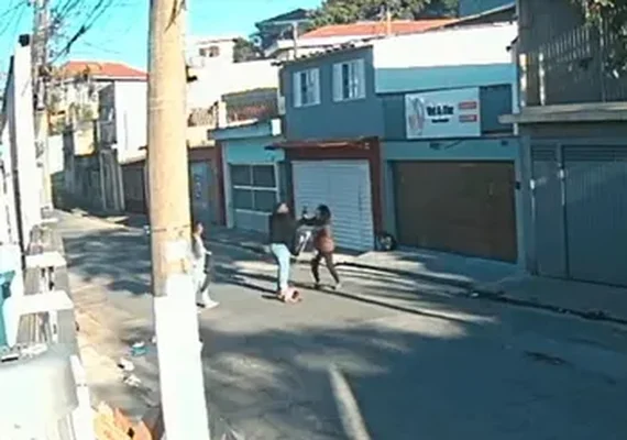 Mulher é agredida após discussão por saco com fezes de cachorro em SP