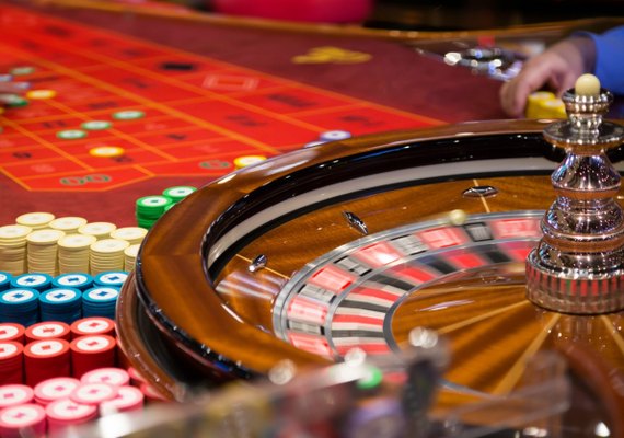 Perto de completar 80 anos, Governo e Congresso tentam liberar jogos como cassino, jogo do bicho e bingo