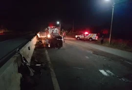 Uma pessoa morre e outra ferida em acidente envolvendo carro e carreta