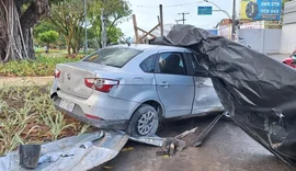 Veículo bate em placa de proteção da Centenário após pneu estourar