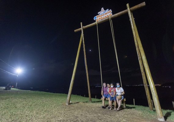 Balanço gigante ganha iluminação em LED e pode ser visitado à noite