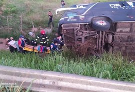 Ônibus da banda do cantor Devinho Novaes tomba em rodovia e integrantes ficam feridos