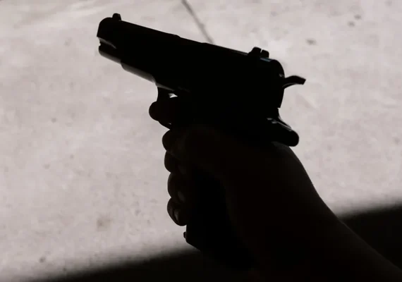 Homem é preso por porte ilegal de arma durante abordagem na Jatiúca