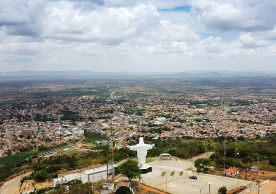 Homem cai e morre após ser atropelado por caminhão em Palmeira dos Índios