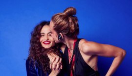 Carinho em vídeo reacende rumores de romance entre Nanda e Emilie